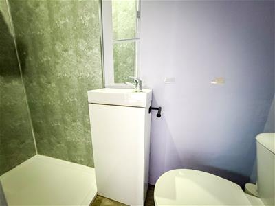 EN-SUITE SHOWER ROOM